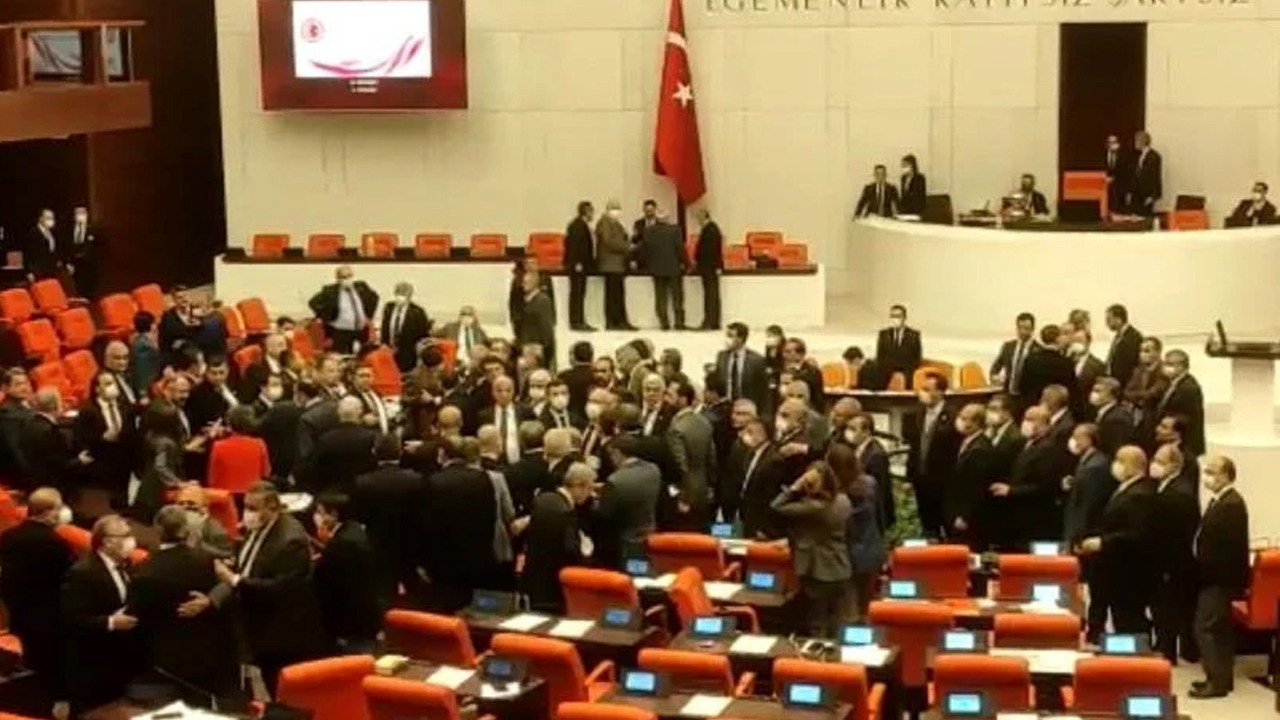 TBMM Genel Kurulu’nda büyük kavga! CHP ve MHP milletvekilleri arasında yumruklaşmalar oldu