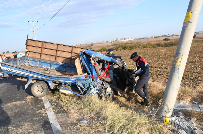 Tekirdağ'da feci kaza! Kamyonet elektrik direğine çarptı; 1'i bebek 2 ölü, 6 yaralı