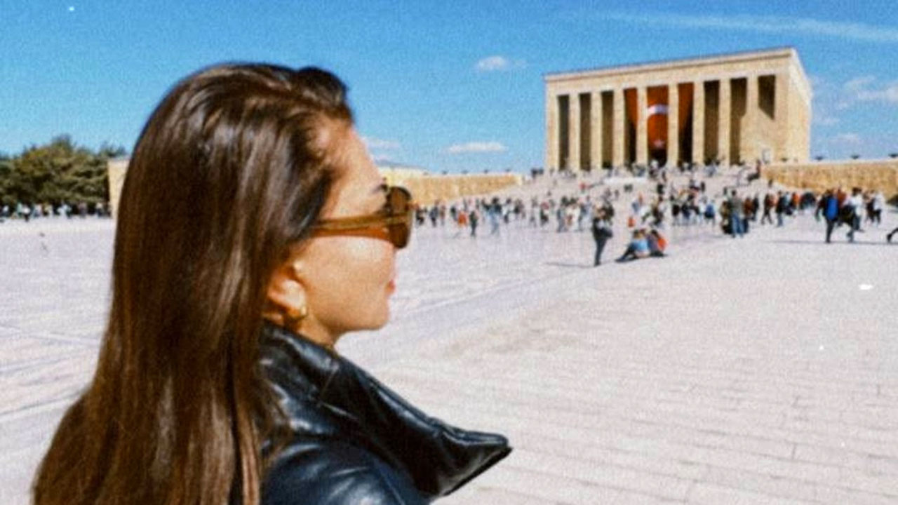 Türk müziğinin güçlü sesi Ebru Yaşar Anıtkabir'i ziyaret etti