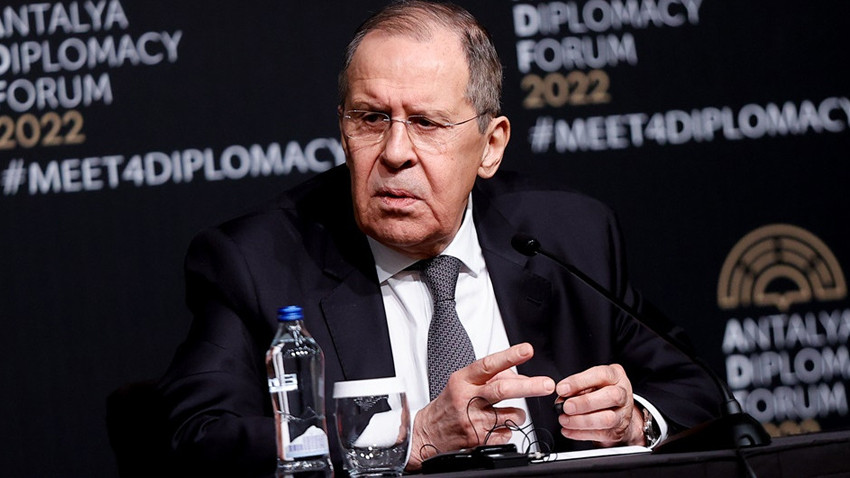 Ukraynalı gazetecinin sorusu Lavrov'u öfkelendirdi! 