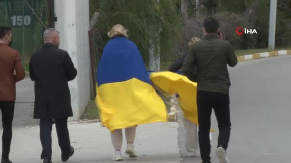 Ukraynalı kadınlar tarihi zirvenin yapıldığı otel önünde barış için toplandı