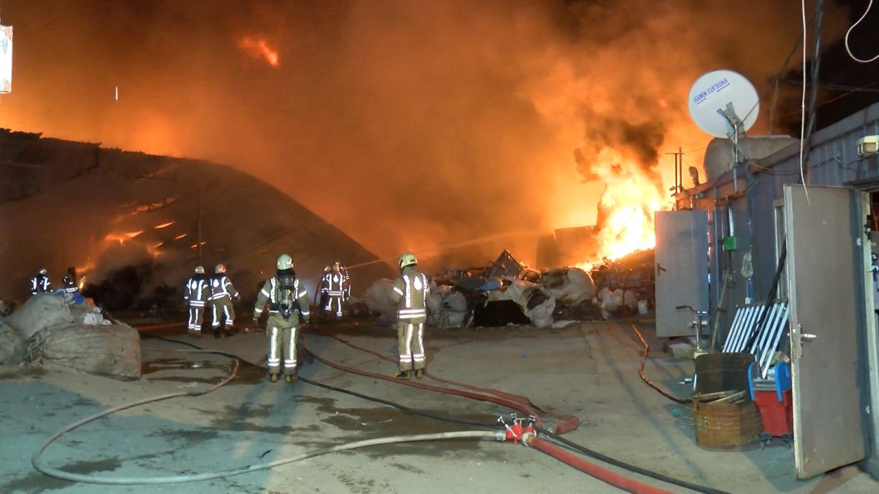 Ümraniye’de geri dönüşüm tesisinde çıkan yangında 8 işyeri zarar gördü