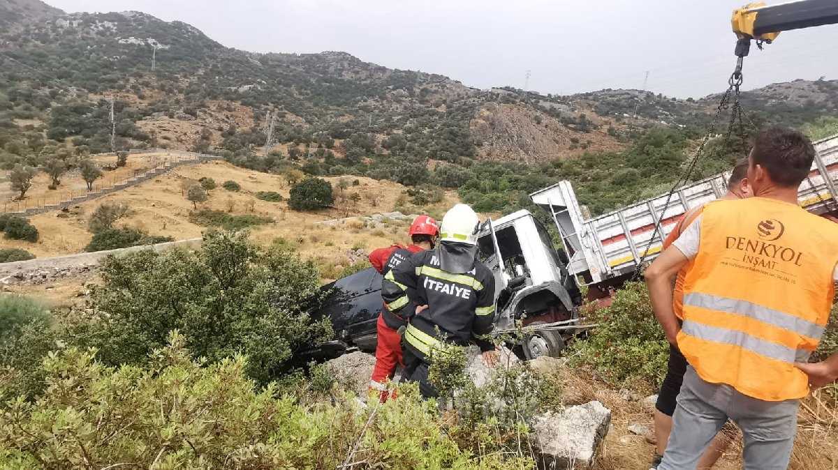 İbrahim Tatlıses trafik kazası geçirdi, araçta sıkıştı