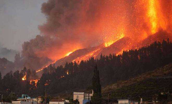 İspanya'da yanardağ 80 milyon metreküp lav püskürttü