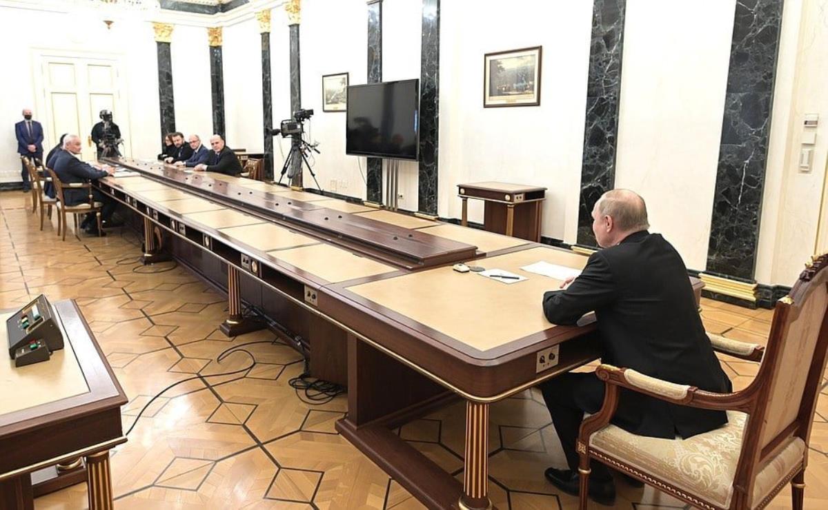 Yaptırımlar sonrası Putin, ekonomi kurmaylarını bir araya toplayarak görüşme gerçekleştirdi