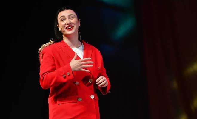 Yasemin Sakallıoğlu’nun “Doğru Koca Nasıl Seçilir?” gösterisi ayakta alkışlandı