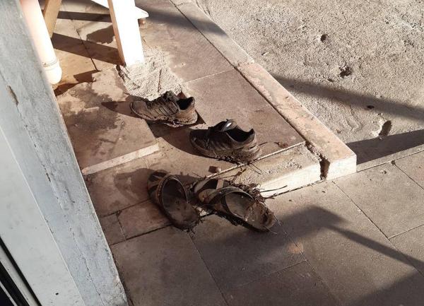 Yer Osmaniye: Hastaneye çamurlu ayakkabılarını çıkararak girdiler