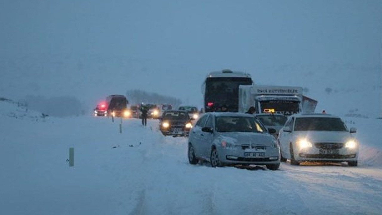 Yola çıkacaklar dikkat! Kar nedeniyle birçok yol trafiğe kapandı