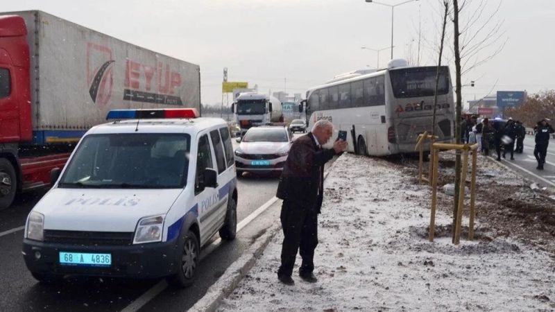 Ehliyetsiz şoförün kullandığı Lider Adana Seyahat otobüsü kaza yaptı!
