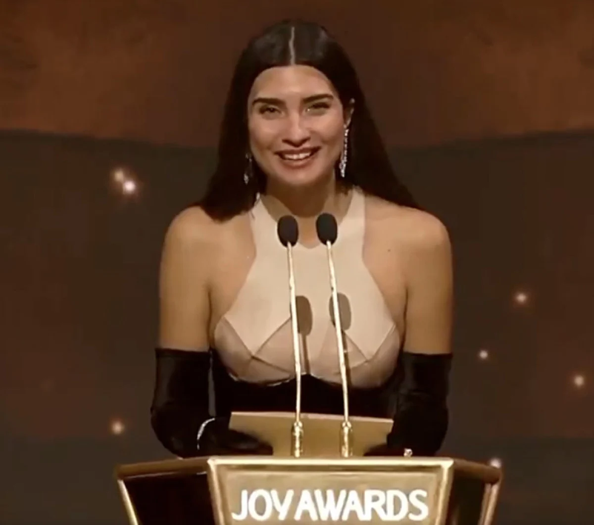 Tuba Büyüküstün'ün, Joy Awards ödül töreninindeki röportajı gündem oldu